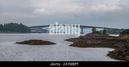 Panorama du pont Sky et de la route A87, qui s'est penchée sur le Loch Alsh, reliant l'île de Skye à l'île d'Eilean Bàn, a ouvert ses portes en 1995. Banque D'Images