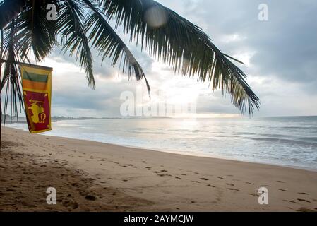 Tangalle, Sri Lanka : 2020 25 NOVEMBRE : drapeau de au coucher du soleil sur la plage de Tangalle, Sri Lanka. Banque D'Images