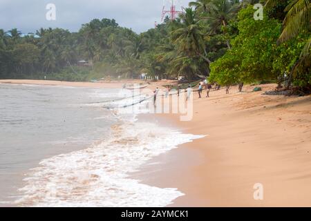 Tangalle, Sri Lanka : 2020 25 NOVEMBRE : Fischersman au coucher du soleil sur la plage de Tangalle, Sri Lanka. Banque D'Images
