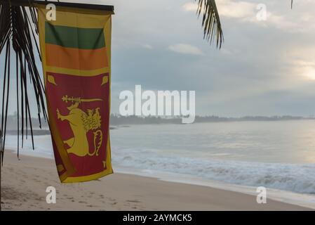 Tangalle, Sri Lanka : 2020 25 NOVEMBRE : drapeau de au coucher du soleil sur la plage de Tangalle, Sri Lanka. Banque D'Images