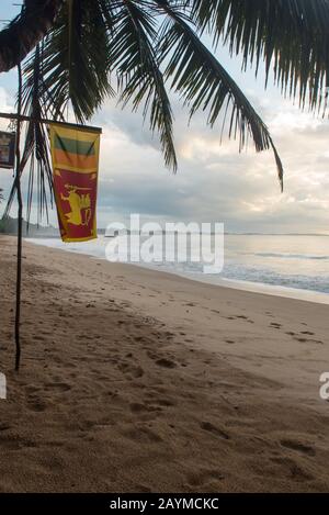 Tangalle, Sri Lanka : 2020 25 NOVEMBRE : drapeau de au coucher du soleil sur la plage de Tangalle, Sri Lanka. Banque D'Images