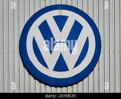 Braunschweig, Allemagne, 11 janvier 2020: Logo VW sur la façade de l'atelier dans l'usine automobile du Braunschweig Banque D'Images
