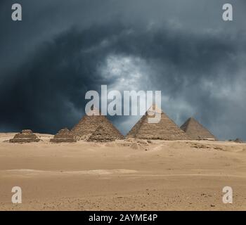 Le complexe de la pyramide de Gizeh, ou la nécropole de Gizeh sur le plateau de Gizeh en Egypte près du Caire comprend la Grande Pyramide de Gizeh la Pyramide de Khafre et Banque D'Images