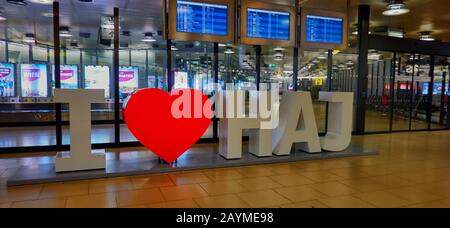 Hanovre, Allemagne, 8 février 2020: Représentation symbolique de la phrase "J'aime Hanovre" dans la salle de réception du terminal A à l'aéroport Banque D'Images