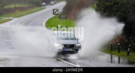 Albourne Sussex Royaume-Uni le 16 février 2020 - une voiture passe par les eaux de crue sur le B2118 à Albourne jus au nord de Brighton alors que Storm Dennis continue de causer des problèmes dans tout le pays . Crédit: Simon Dack / Alay Live News Banque D'Images