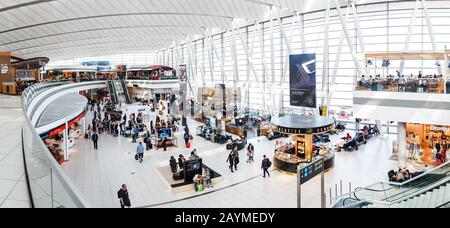 16 MAI 2018, BUDAPEST HONGRIE: Aéroport international (BUD) Franz Liszt intérieur panoramique avec café, portes et en franchise de droits Banque D'Images