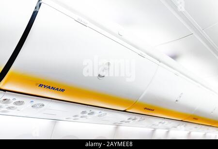 16 MAI 2018, BUDAPEST HONGRIE: Étagère à bagages dans un avion, Ryanair compagnies aériennes Banque D'Images