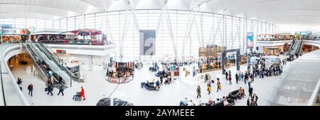 16 MAI 2018, BUDAPEST HONGRIE: Aéroport international (BUD) Franz Liszt intérieur panoramique avec café, portes et en franchise de droits Banque D'Images