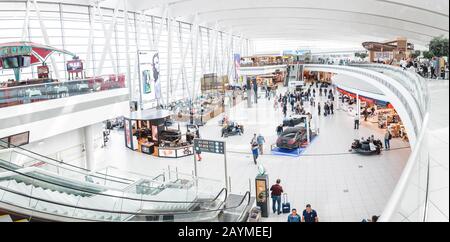 16 MAI 2018, BUDAPEST HONGRIE: Aéroport international (BUD) Franz Liszt intérieur panoramique avec café, portes et en franchise de droits Banque D'Images