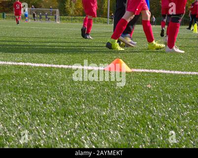 Aire de gazon avec des lignes et des cônes, des joueurs de football de se concentrer sur des exercices de slalom formation terrain de soccer. Banque D'Images