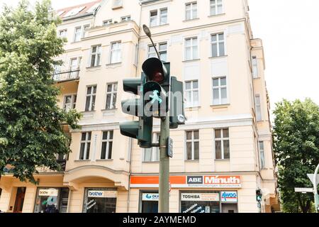 16 MAI 2018, BERLIN, ALLEMAGNE: Feu de circulation piétonnier montrant l'emblématique Ampelmann man Banque D'Images