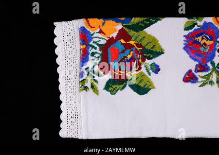 Ornementation de vieilles chemises ukrainiennes, broderie et placement de motifs Banque D'Images