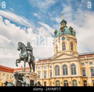 Vue panoramique sur la façade du palais de Charlottenburg le jour ensoleillé Banque D'Images