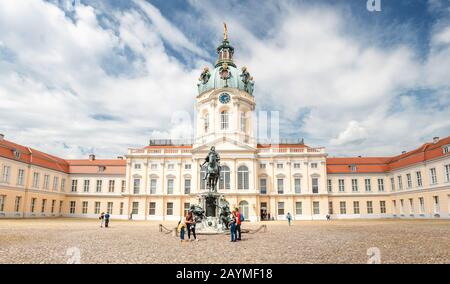 16 MAI 2018, BERLIN, ALLEMAGNE : vue de face d'un palais de Charlottenburg à Berlin Banque D'Images