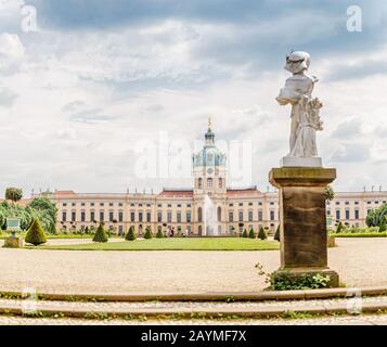 Vue panoramique sur la façade du palais de Charlottenburg le jour ensoleillé Banque D'Images