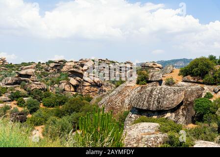 Vue sur le paysage des rochers volcaniques à Aydın Cine Turkey. Banque D'Images