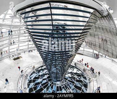 16 MAI 2018, BERLIN, ALLEMAGNE: Architecture futuriste d'un dôme en verre avec des foules de personnes sur le toit du bâtiment Reichstag à Berlin Banque D'Images