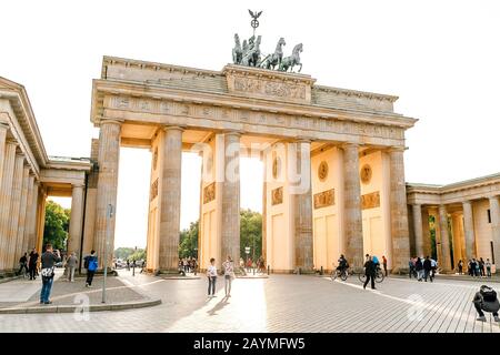 16 MAI 2018, BERLIN, ALLEMAGNE : porte de Brandebourg au coucher du soleil Banque D'Images