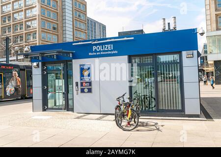 17 MAI 2018, BERLIN, ALLEMAGNE : poste de police construit sur la place Alexanderplatz à Berlin. Banque D'Images