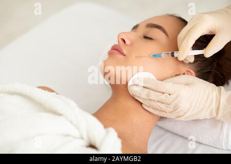 Femme recevant une injection anti-rides dans la clinique de beauté Banque D'Images