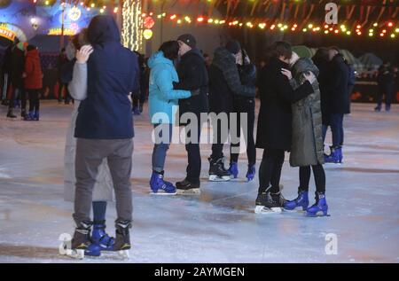 Kiev, Ukraine. 15 février 2020. Les amoureux embrassent simultanément pendant 15 secondes à une grande patinoire Du Complexe national "Expocentre de l'Ukraine" lors d'un événement célébrant la Saint-Valentin à Kiev, Ukraine, 15 février 2020. Crédit: Sergey Starostenko/Xinhua/Alay Live News Banque D'Images