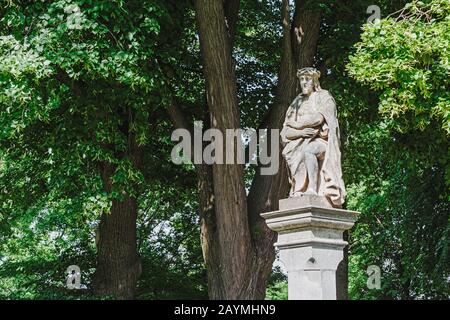 12 MAI 2018, SLOVAQUIE, BRATISLAVA : sculpture religieuse dans le parc de Bratislava Banque D'Images