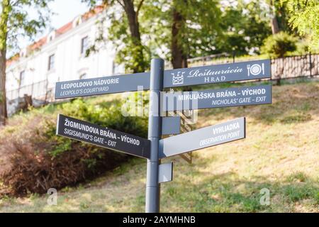 12 MAI 2018, SLOVAQUIE, BRATISLAVA: Panneau d'information indiquant les destinations populaires près du château de Bratislava Banque D'Images