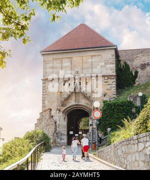 12 MAI 2018, SLOVAQUIE, BRATISLAVA: Les touristes marchent à l'une des entrées ou portes du territoire du château de Bratislava Hrad Banque D'Images