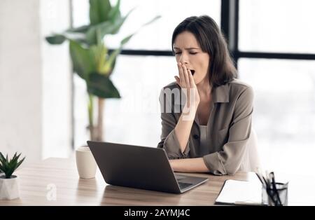 Le jeune Manager européen veut dormir sur le lieu de travail Banque D'Images