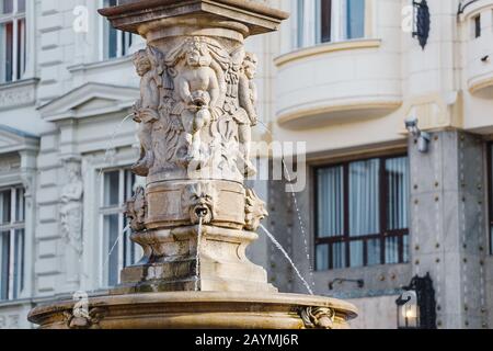 La statue et la fontaine du Chevalier Roland de Bratislava ont été construites au XVIe siècle Banque D'Images