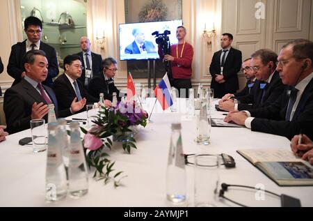 Munich, Allemagne. 15 février 2020. Le conseiller d'État chinois et le ministre des Affaires étrangères Wang Yi (1ère, L) rencontrent le ministre russe des Affaires étrangères Sergei Lavrov (1ère, R) à Munich, en Allemagne, le 15 février 2020. Crédit: Lu Yang/Xinhua/Alay Live News Banque D'Images