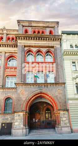 13 MAI 2018, BUDAPEST, HONGRIE : panoramique d'un ancien bâtiment en briques extérieur Banque D'Images