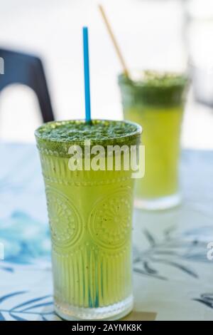 Boisson non alcoolisée en Jordanie à base de menthe, de remon et de jus Banque D'Images
