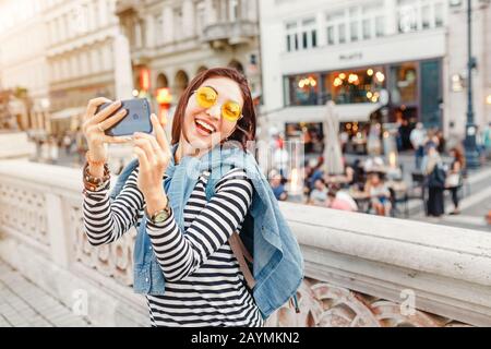 Une jeune fille asiatique touristique fait des photos sur son smartphone, son concept de voyage et de vacances Banque D'Images