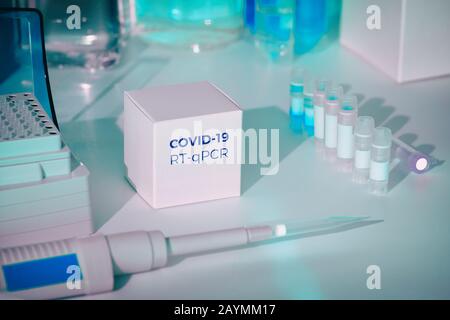 Kit de test pour détecter le nouveau coronavirus COVID-19 dans les échantillons de patients. Le kit RT-PCR est basé sur une méthodologie bien établie pour convertir l'ARN Covid19 viral en Banque D'Images