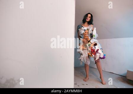 Portrait d'une femme souillée écofighter portant une robe à ordures en plastique et en carton pour favoriser la propagation de la nature de nettoyage de l'environnement par la pollution Banque D'Images