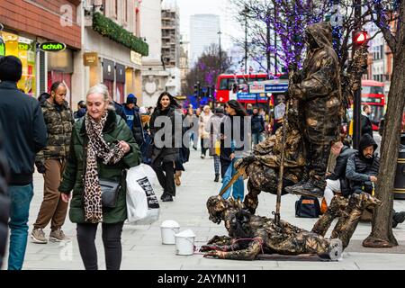 Londres, Angleterre, Royaume-Uni - 2 janvier 2020 : des statues en direct artistes de rue se produisent dans la rue du centre-ville Banque D'Images