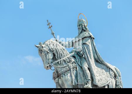 Statue équestre de Saint Stephen ou Istvan près de la Bastion des pêcheurs au château de Buda à Budapest Banque D'Images