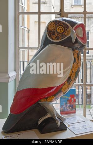 Sculptures en chouette peintes autour du centre-ville de Bath à la fin de l'été 2018. Bath, somerset ; Angleterre, Royaume-Uni Banque D'Images