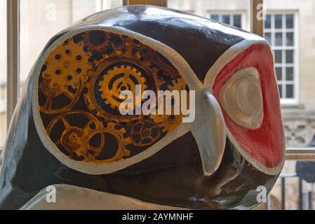 Sculptures en chouette peintes autour du centre-ville de Bath à la fin de l'été 2018. Bath, somerset ; Angleterre, Royaume-Uni Banque D'Images