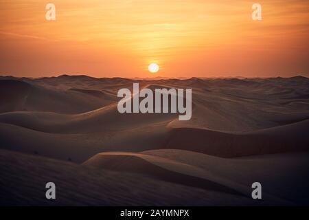 Dunes de sable dans le désert paysage au beau coucher du soleil. Abu Dhabi, Émirats Arabes Unis Banque D'Images