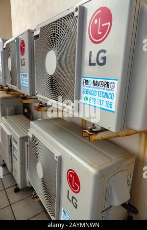 LG air condition unités sur le toit, la Mata, Torrevieja, Espagne Banque D'Images