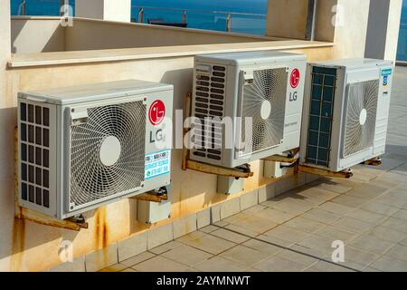 LG air condition unités sur le toit, la Mata, Torrevieja, Espagne Banque D'Images