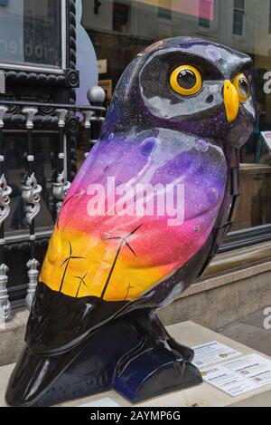 Sculptures en chouette peintes autour du centre-ville de Bath à la fin de l'été 2018. Bath, somerset ; Angleterre, Royaume-Uni Banque D'Images