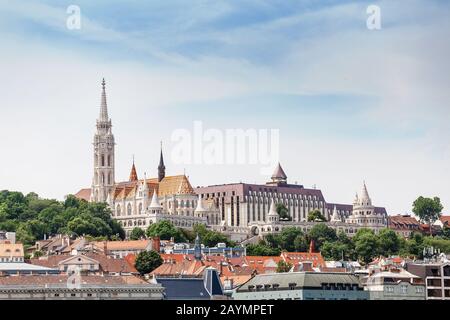 Vue sur le château de Buda avec la cathédrale Saint-Matthias et le bastion Des Pêcheurs de Budapest Banque D'Images