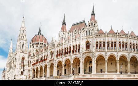 La principale attraction touristique de Budapest et de toute la Hongrie - la grande architecture gothique du Parlement, le concept de voyage et de tourisme Banque D'Images
