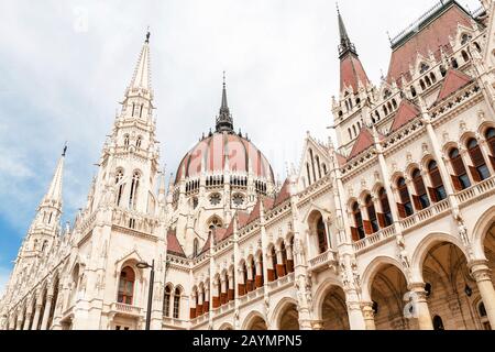 La principale attraction touristique de Budapest et de toute la Hongrie - la grande architecture gothique du Parlement, le concept de voyage et de tourisme Banque D'Images