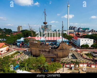 Vue aérienne de Flor de la Mar une réplique d'un navire portugais au Musée maritime de Malacca (Melaka), en Malaisie. Banque D'Images