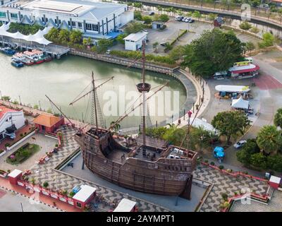 Vue aérienne de Flor de la Mar une réplique d'un navire portugais au Musée maritime de Malacca (Melaka), en Malaisie. Banque D'Images