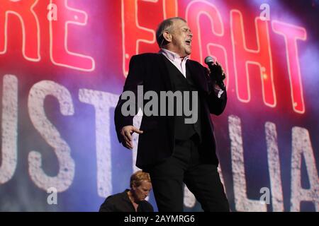 16 février 2020: John FARNHAM se présentant au Concert Fire Fight Australia pour l'aide nationale au tir de brousse au stade ANZ le 16 février 2020 à Sydney, Nouvelle-Galles du Sud Australie (Credit image: © Christopher Khoury/Australian Press Agency via ZUMA Wire) Banque D'Images
